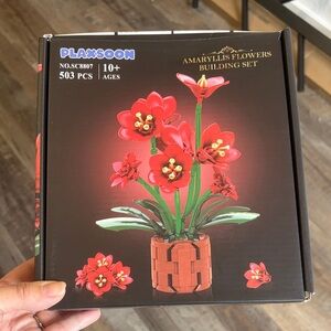 Amaryllis Building Set - Vibrant Red and Green